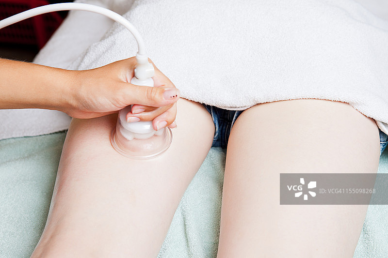 在养生水疗中心做抽脂的年轻女人图片素材