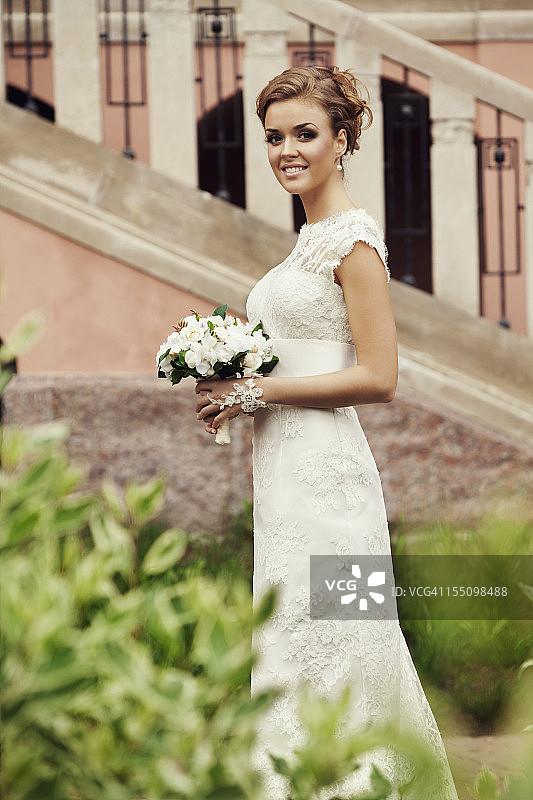 手捧花束的美丽新娘图片素材