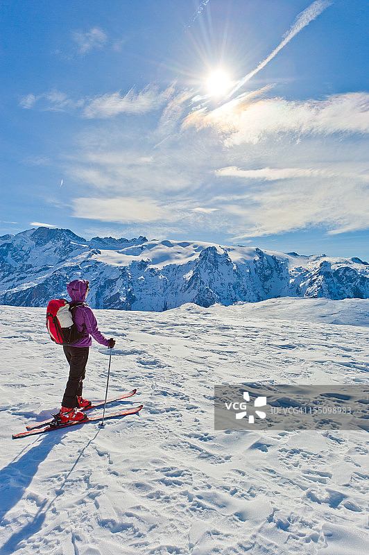 滑雪者与壮观的山景图片素材