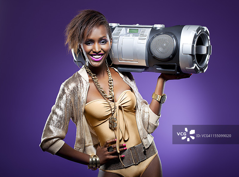 手提收录机年轻女人图片素材