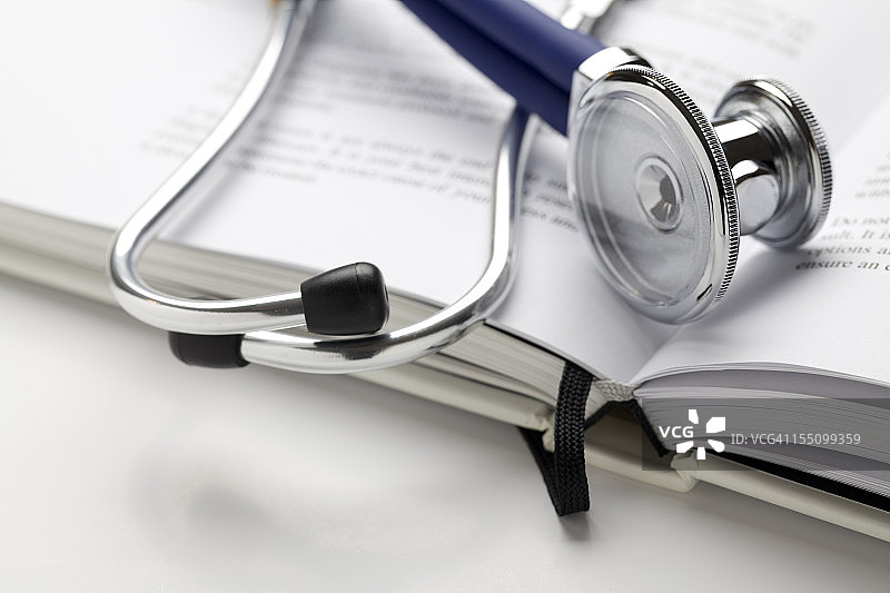 书本上的听诊器图片素材