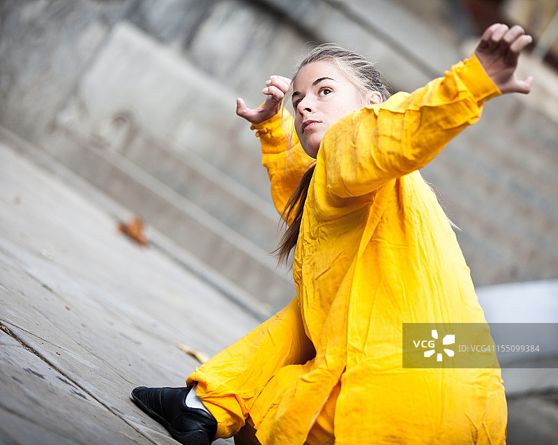 年轻女子打太极图片素材