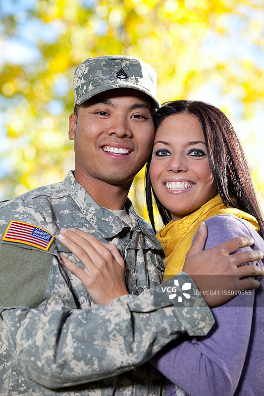 军队家庭系列：秋季中真实的美国士兵与妻子图片素材