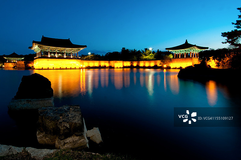 夜晚的雁鸭池图片素材