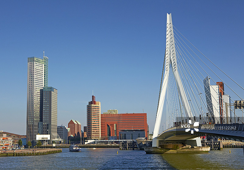 伊拉斯谟桥旁的摩天大楼图片素材