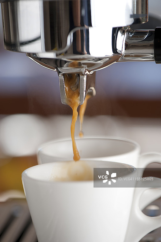 意式咖啡机中的两杯咖啡特写图片素材