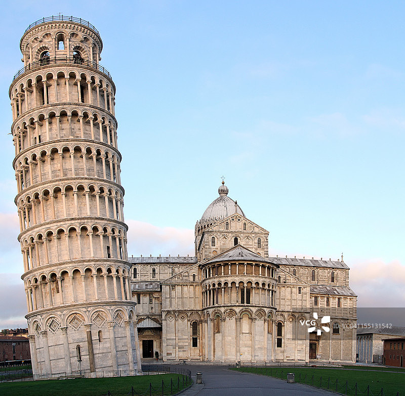 比萨斜塔和大教堂图片素材