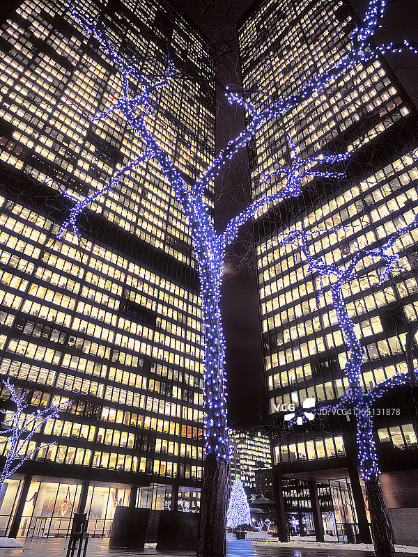 带有圣诞装饰的照明办公楼图片素材