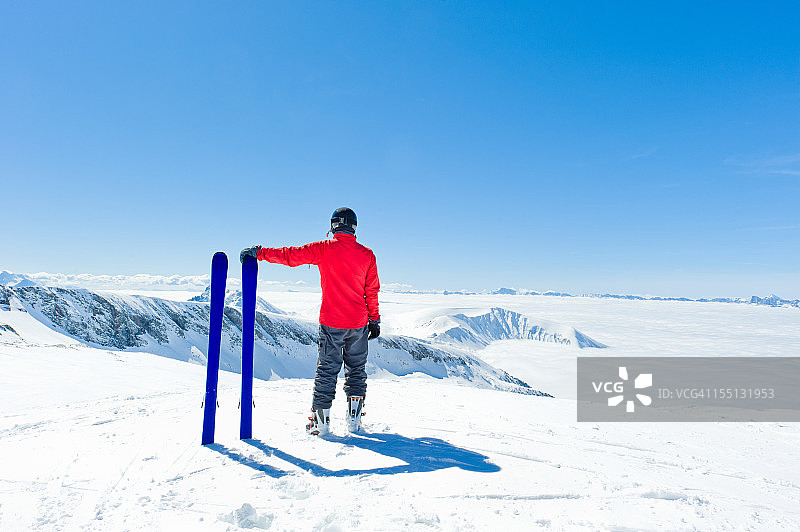 滑雪者与壮观的山景图片素材