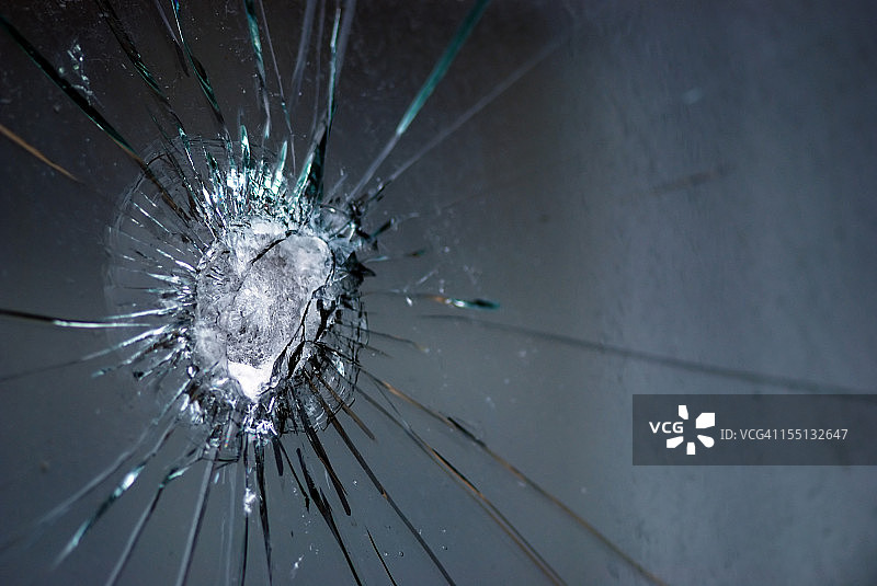 破损的防弹玻璃图片素材