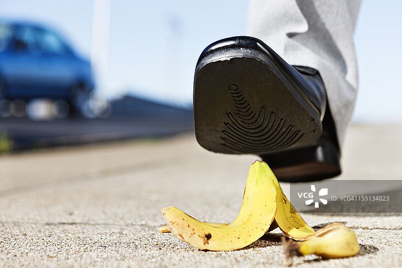 男子踩到香蕉皮滑倒图片素材