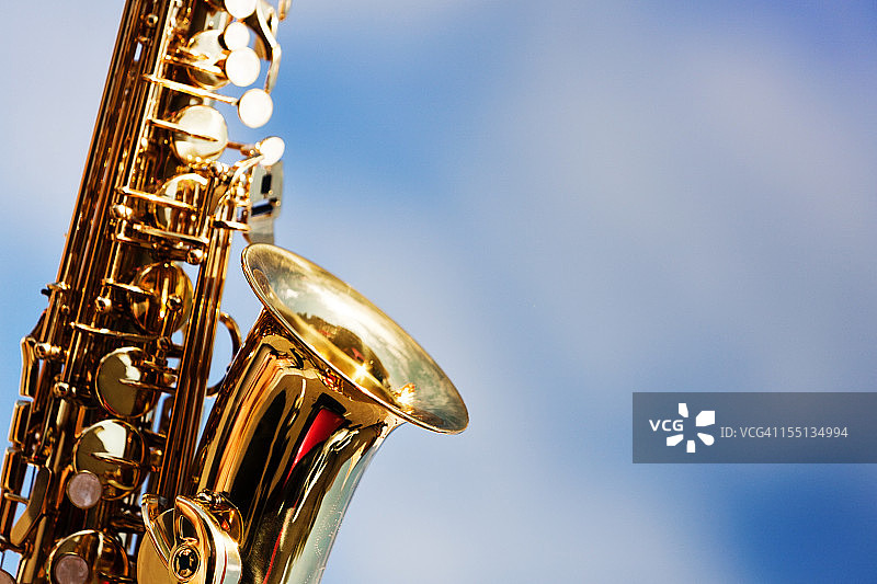 天空背景下的中音萨克斯管特写图片素材