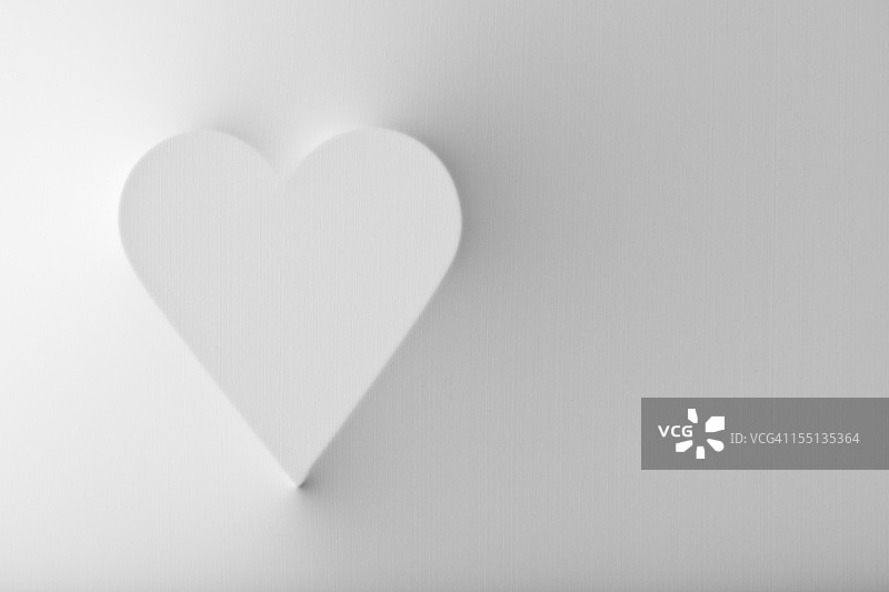 白色表面弹出的心形图片素材