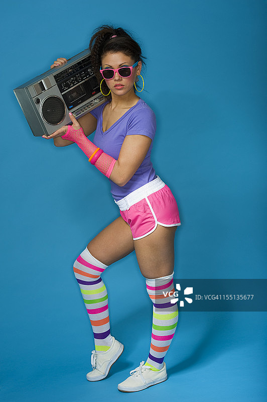 20世纪80年代手提收录机的女孩图片素材