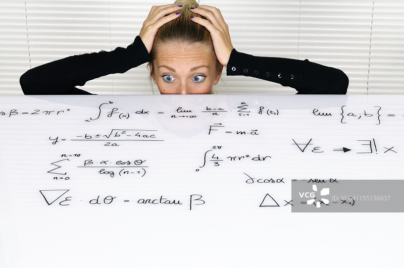 女学生正在看公式图片素材