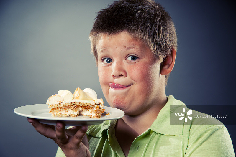 男孩和蛋糕图片素材