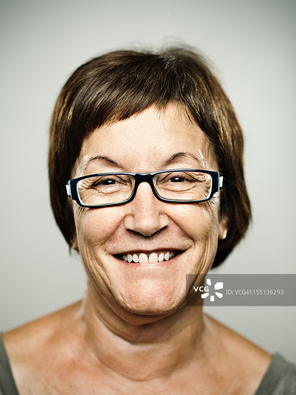 微笑的女人图片素材