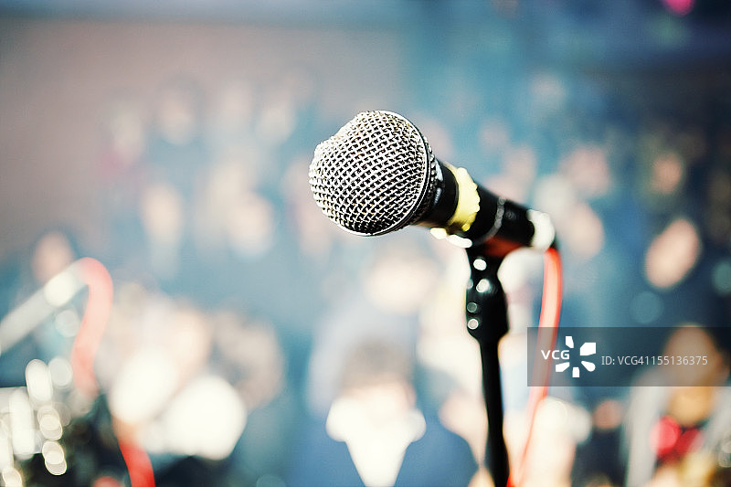 表演者在剧院观众席的麦克风前表演图片素材