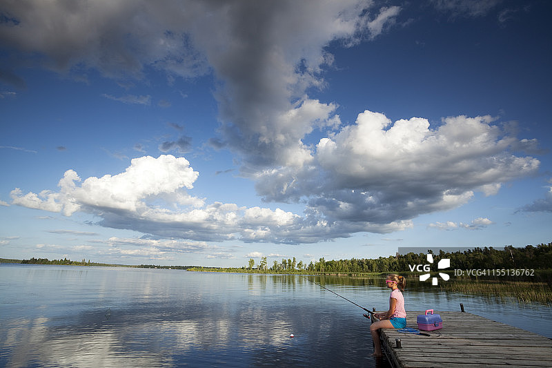 女孩钓鱼图片素材