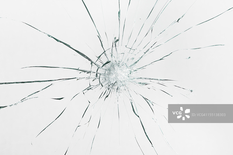 呈蜘蛛网状裂纹的破裂挡风玻璃图片素材