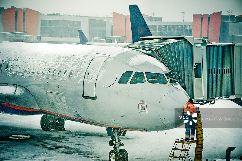 暴风雪后飞机除冰图片素材