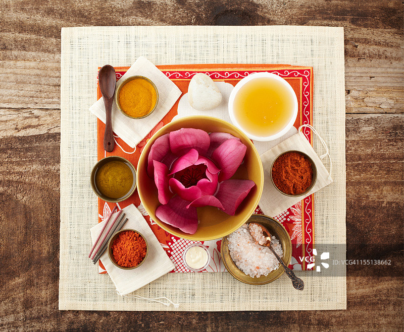 水疗静物：姜黄檀香粉与盐磨砂图片素材