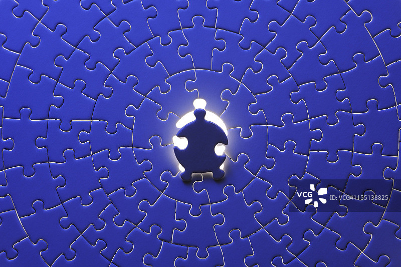 从后方打光的蓝色拼图最后一块图片素材