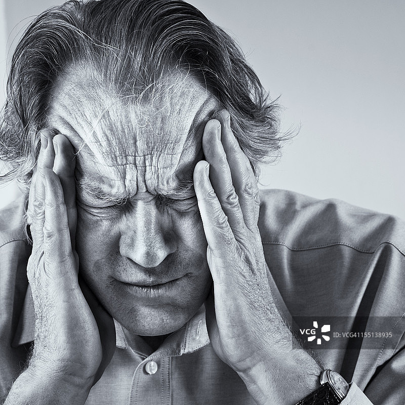 紧张且有压力的中年男人图片素材