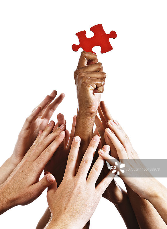 贪婪的手试图抓住唯一的拼图图片素材