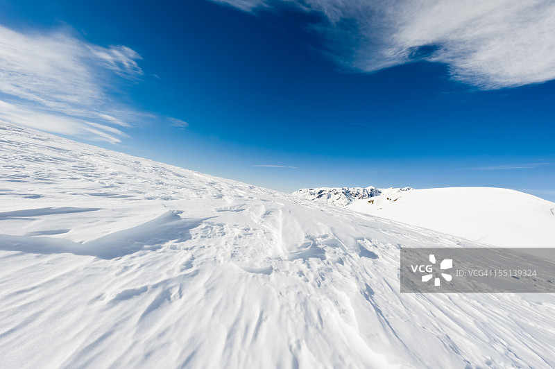 晴天的高山景观图片素材