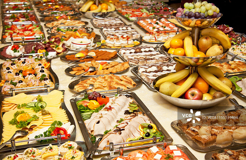 摆满美味食物的餐饮台图片素材