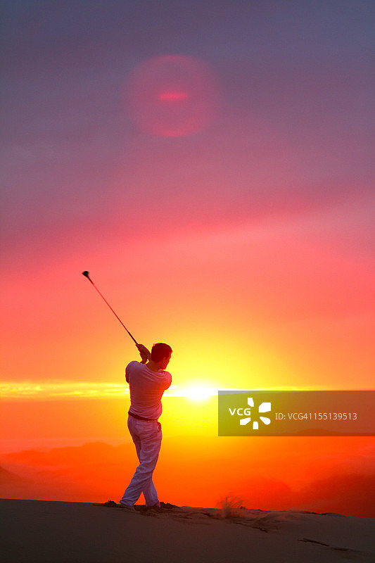 高尔夫球手在加利福尼亚山坡上俯瞰太平洋图片素材