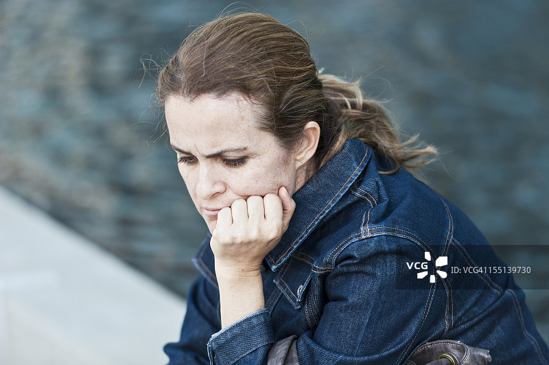 担忧的中年妇女图片素材