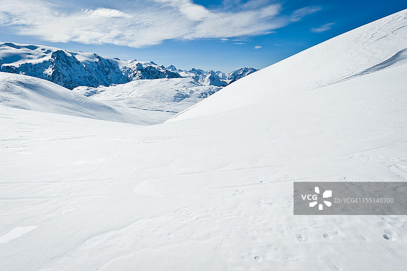 晴天的高山景观图片素材