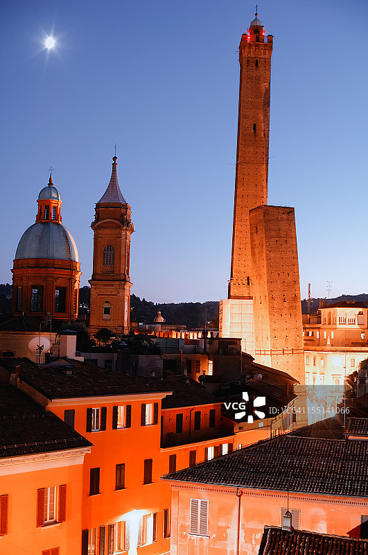 黄昏下的博洛尼亚双塔图片素材