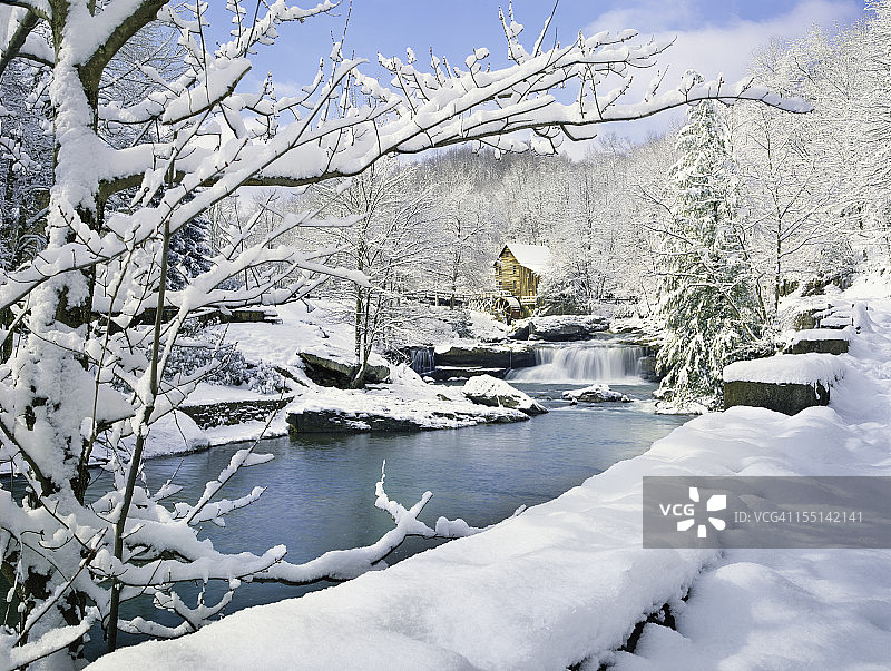 雪冬乡村场景中的怀旧磨坊图片素材