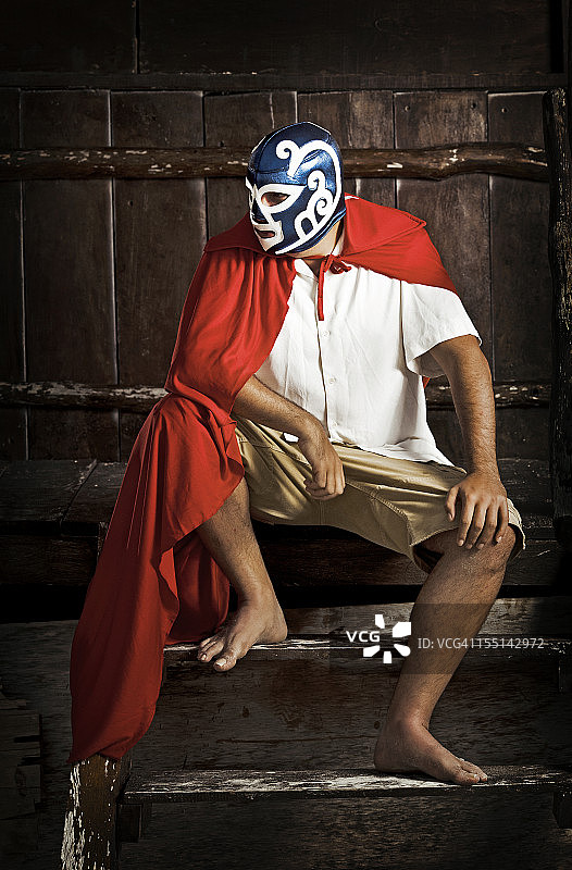 墨西哥摔跤手思考下一场比赛图片素材