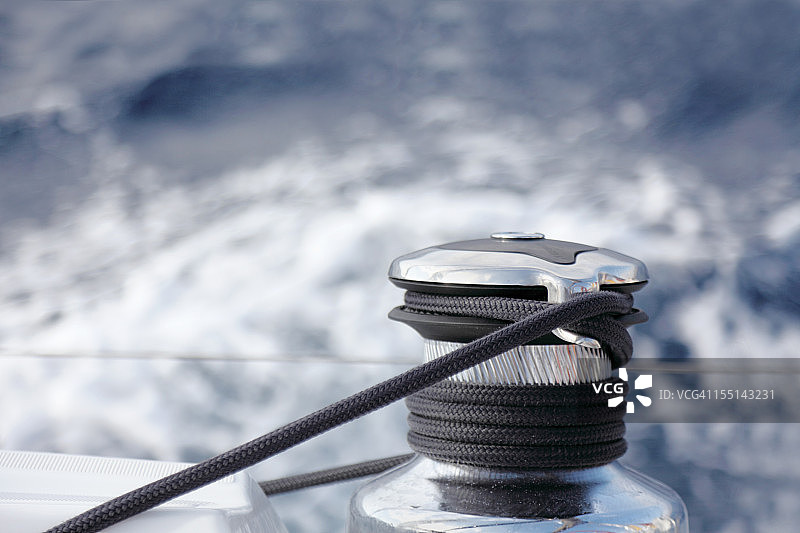 蓝色海洋上的帆船绳索和绞盘图片素材