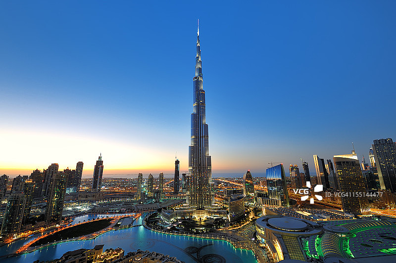 日落时分的迪拜城市图片素材