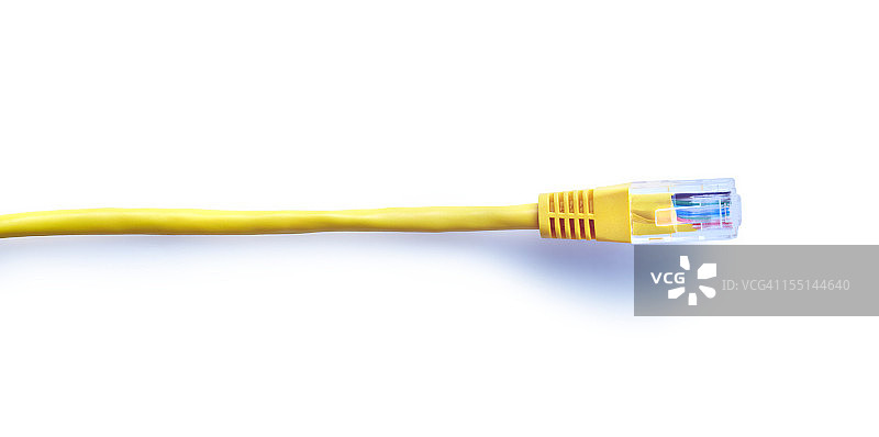带插头的黄色直网线，白色背景带阴影图片素材