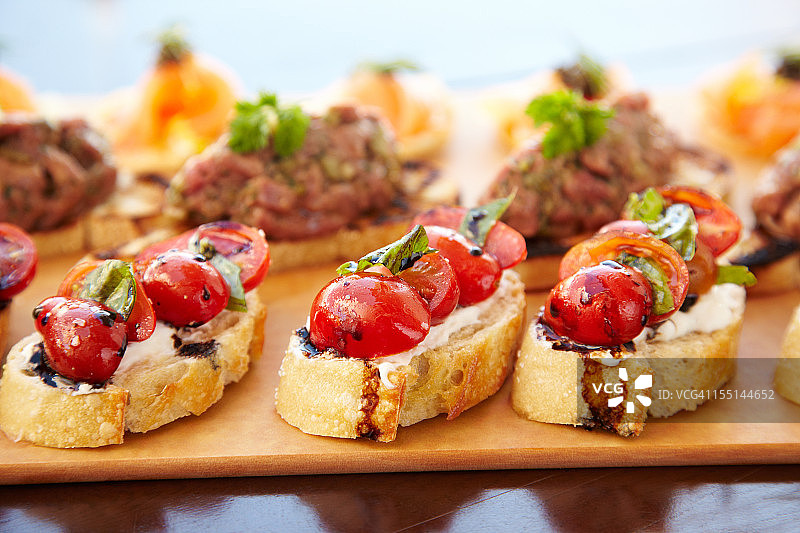 奶酪、西红柿和鹅肝酱意式烤面包片图片素材