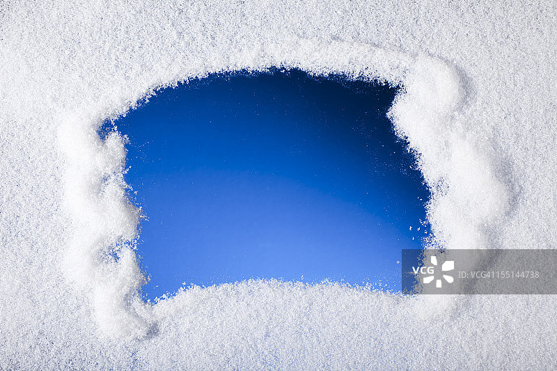 透过结霜的窗户观看图片素材