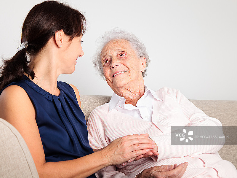 年长的女人和护理员图片素材