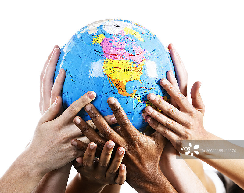 充满关怀的手捧着显示北半球的世界地球图片素材