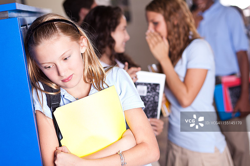 在学校被女生议论的不安少年图片素材