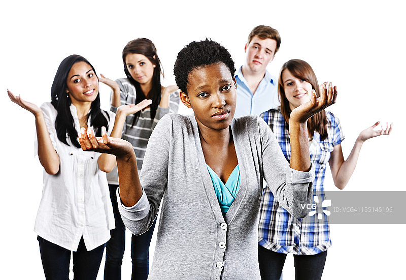 五个年轻人耸肩表示事不关己图片素材