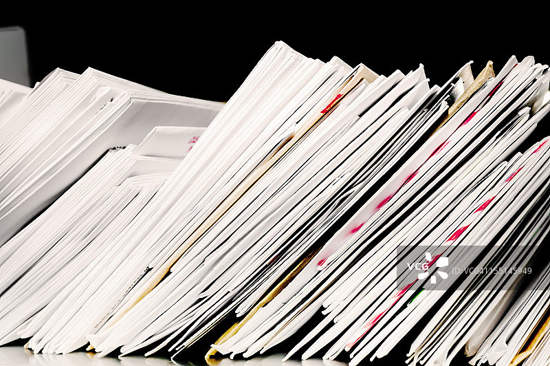 带有成堆来往邮件的邮箱图片素材