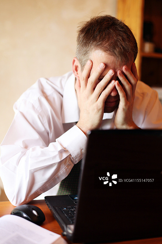 情绪低落的工人图片素材