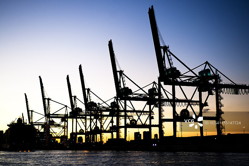 迈阿密港口和大型起重机轮廓图片素材