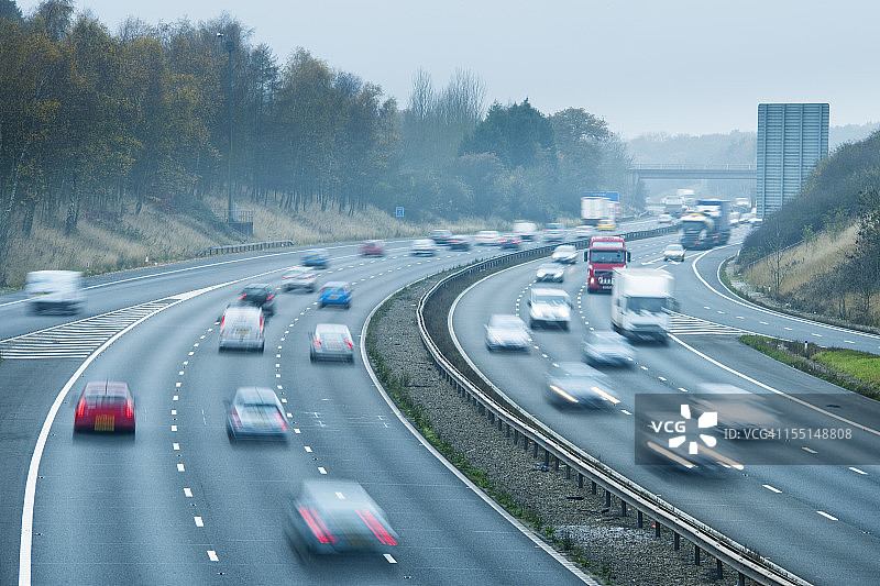 雾蒙蒙高速公路上的快速交通图片素材
